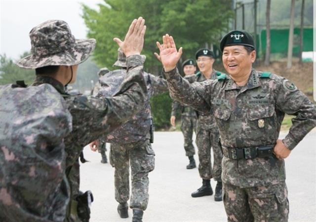 김영식 예비역 육군 대장이 군 사령관 시절 400㎞ 행군 후 장병들과 일일이 손을 마주치는 모습. 김영식 장군 제공