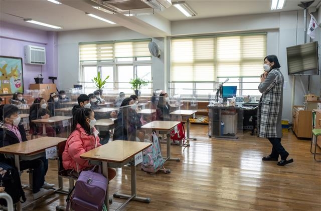 2021학년도 첫 등교를 시작한 2일 오전 서울 강남구 서울포이초등학교에서 열린 시업식에서 학생들이 담임선생님과 인사하고 있다. 2021. 3. 2 사진공동취재단