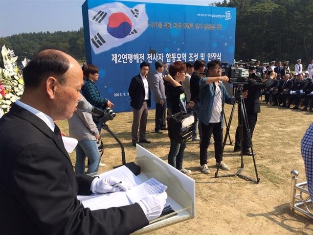 김종복(왼쪽) 국립대전현충원 충혼당 관장이 2015년 9월 제2연평해전 전사자 합동묘역 조성 및 안장식에서 안장 의식을 진행하고 있다.  국립대전현충원 제공