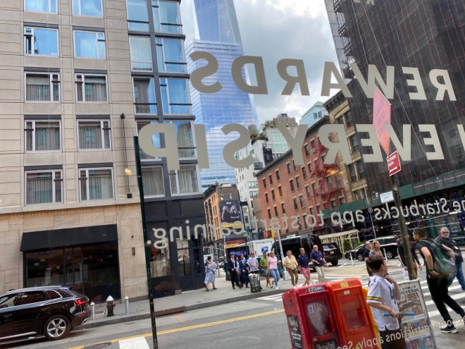 지난 9월 10일 미국 뉴욕의 한 스타벅스 매장에서 바라본 거리 풍경. 서울신문DB