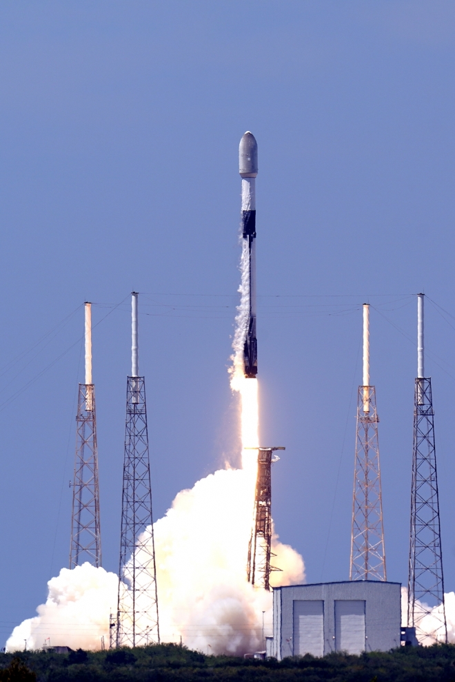 위성 60여기 싣고 발사되는 스페이스X 팰컨9 로켓