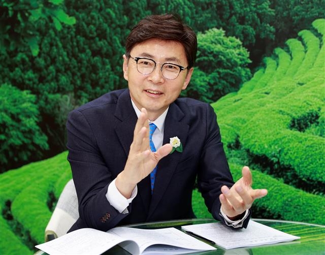취임 후 3년간 5000억원에 육박하는 보성군 역대 최대 공모사업비 확보를 성사시킨 김철우 군수가 “변화와 혁신으로 완전히 새로워진 보성을 만들어 가겠다”는 포부를 밝히고 있다. 보성군 제공