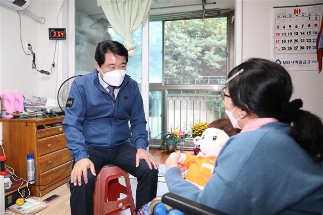 20일 박준희(왼쪽) 서울 관악구청장이 봉천동에 홀로 살고 있는 김 할머니 집을 찾아 ‘차니봇’의 기능을 설명하고 안부를 묻고 있다. 관악구 제공