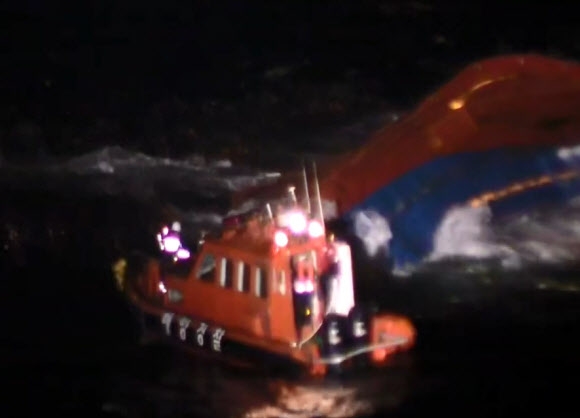 20일 오후 2시 24분쯤 독도 북동쪽 약 168㎞ 공해상에서 후포선적 A호(72t·승무원 9명)가 전복, 해경 등이 실종 선원을 찾기 위한 야간 수색작업을 하고 있다. 사고 선박에는 한국인 3명과 중국인 4명, 인도네시아인 2명 등 모두 9명이 타고 있었던 것으로 알려졌다.  동해 연합뉴스