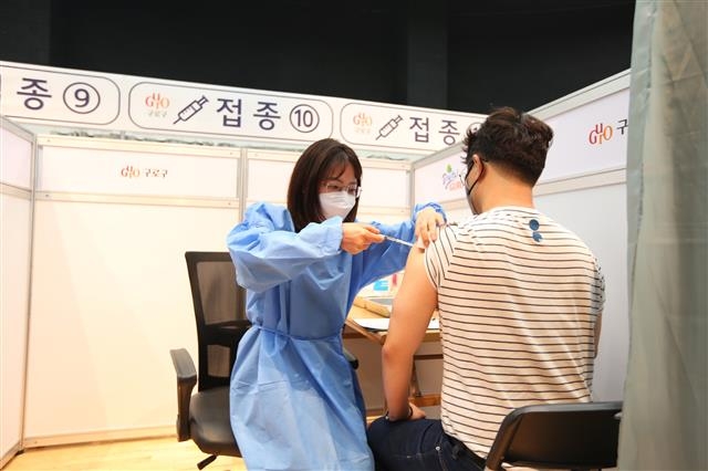 서울 구로구가 이달 말 코로나19 예방접종센터 운영을 종료한다. 사진은 예방접종센터에서 의료진(왼쪽)이 주민에게 백신 접종을 하는 모습. 구로구 제공
