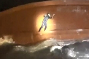 부표 잡고 38시간 버텼다… 독도 어선 선원 2명 극적 구조