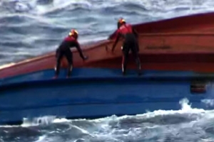 [포토] 악천후 속 독도 해상 전복 어선 실종자 수색