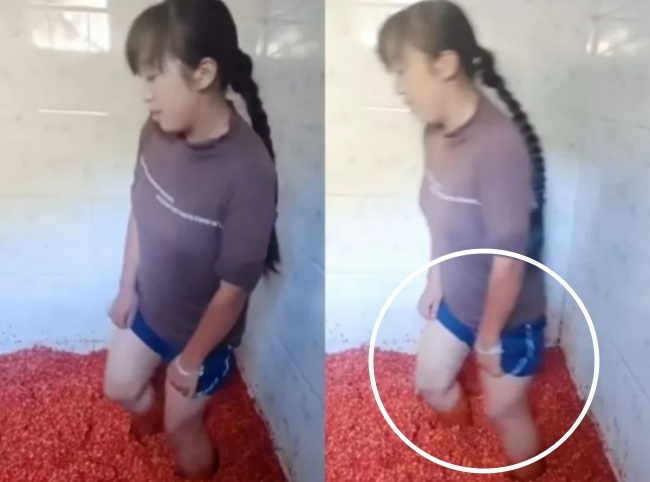 장화도 착용하지 않고 맨발로 고춧가루를 밟아 양념장을 만드는 중국 공장의 모습. 트위터 캡처
