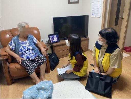서울 서대문구가 운영하는 돌봄SOS센터는 평소 보호자가 없어 일상생활을 하기 어렵거나, 질병이나 사고 등 일시적인 위기 상황에 처한 주민을 위해 다양한 돌봄 서비스를 제공한다. 사진은 일시적인 돌봄이 필요한 한 주민의 집을 방문한 관계자가 건강 상태와 안부를 확인하는 모습. 서대문구 제공