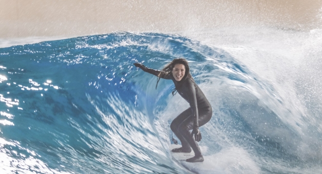 웨이브 파크에서 한 여성이 파도타기를 하고 있다.