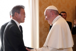 文 대통령, 프란치스코 교황 만난다…방북 등 한반도 평화 논의할 듯
