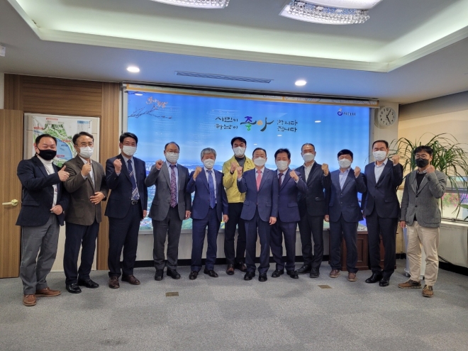 21일 김상호(왼쪽 6번째) 시장이 엠제이팜의 김정목 회장, 화이트팜 김극수 회장, 유진의약품 홍창희 대표와 기찬석 고문, 광림약품 최홍건 대표, 지엠헬스케어 박종문 대표과 면담후 기념사진을 찍고 있다. 하남시 제공