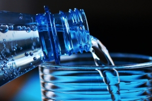 “하루 물 8잔, 억지로 안 마셔도 된다…80년 전 연구…