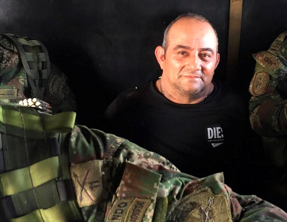 23일(현지시간) 군경에 체포된 콜롬비아 최대의 마약 카르텔 ‘걸프 클랜’의 두목 다이로 안토니오 우스가.
