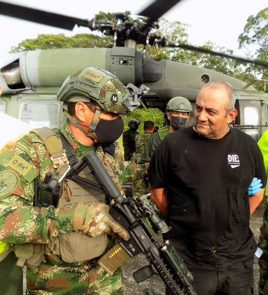 23일(현지시간) 군경에 체포된 콜롬비아 최대의 마약 카르텔 ‘걸프 클랜’의 두목 다이로 안토니오 우스가(오른쪽).