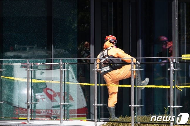 소방대원이 23일 서울 금천구 가산동의 한 건물 신축공사 현장에서 발생한 이산화탄소 누출사고와 관련, 현장 확인을 위해 진입하고 있다. 2021.10.23/뉴스1