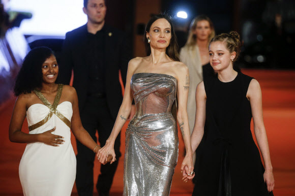epa09544238 (L-R) Zahara Marley Jolie-Pitt, US actress Angelina Jolie and Shiloh Jolie-Pitt pose on the red carpet for the presentation of the movie ‘Eternals’ at the 16th annual Rome International Film Festival, in Rome, Italy, 24 October 2021. The Festa del Cinema di Roma runs from 14 to 24 October 2021.  EPA/FABIO FRUSTACI/2021-10-25 04:52:57/ <연합뉴스