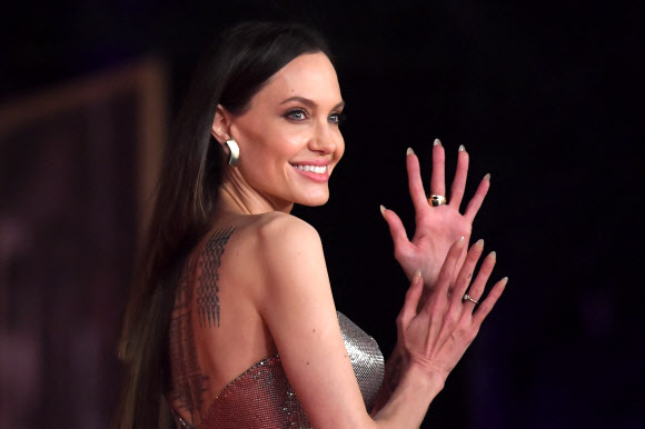 US actress Angelina Jolie arrives for the screening of the film “Eternals” on October 24, 2021 at the Auditorium Parco della Musica venue in Rome, during the 16th Rome Film Festival. (Photo by Tiziana FABI / AFP)/2021-10-25 04:24:38/ <연합뉴스