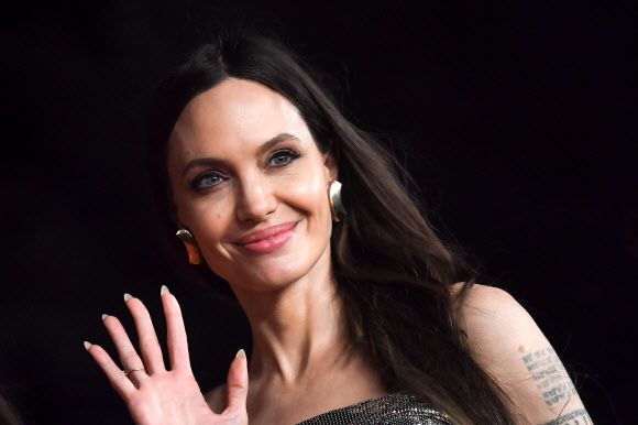 US actress Angelina Jolie arrives for the screening of the film “Eternals” on October 24, 2021 at the Auditorium Parco della Musica venue in Rome, during the 16th Rome Film Festival. Zahara Jolie-Pitt (Photo by Tiziana FABI / AFP)/2021-10-25 03:51:50/ <연합뉴스