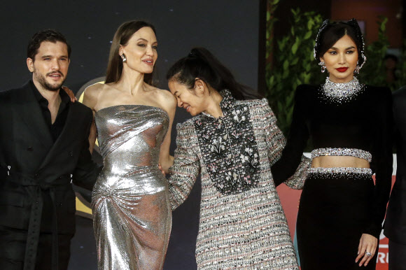 epa09544308 (L-R) Kit Harington, Angelina Jolie, Chloe Zhao and Gemma Chan pose on the red carpet for the presentation of the movie ‘Eternals’ at the 16th annual Rome International Film Festival, in Rome, Italy, 24 October 2021. The Festa del Cinema di Roma runs from 14 to 24 October 2021.  EPA/FABIO FRUSTACI/2021-10-25 05:05:49/ <연합뉴스