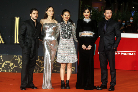 epa09544307 (L-R) Kit Harington, Angelina Jolie, Chloe Zhao, Gemma Chan and Richard Madden, pose on the red carpet for the presentation of the movie ‘Eternals’ at the 16th annual Rome International Film Festival, in Rome, Italy, 24 October 2021. The Festa del Cinema di Roma runs from 14 to 24 October 2021.  EPA/FABIO FRUSTACI/2021-10-25 05:05:49/ <연합뉴스