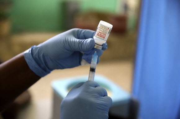 지난 7월 아이티의 한 병원에서 간호사가 의료용 장갑을 낀 채 코로나19 백신을 접종하려 준비하는 모습.(기사와 직접적 관계 없음) AP