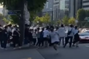 “슈퍼카 떴다, 찍자!”…목숨 건 ‘카스폿팅’