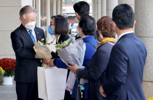[서울포토] ‘꽃다발 응원’ 받는 이재명