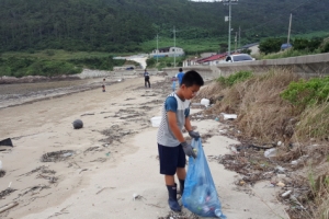 쓰레기산이 된 해변… 섬은 병들어가고 주민들은 떠나간다