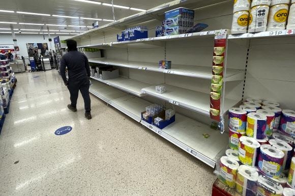 운전기사 부족으로 식료품 등 물품 수송에 차질이 빚어지면서 지난달 20일 런던의 한 슈퍼마켓 진열대가 텅 비어 있다. 런던 EPA 연합뉴스