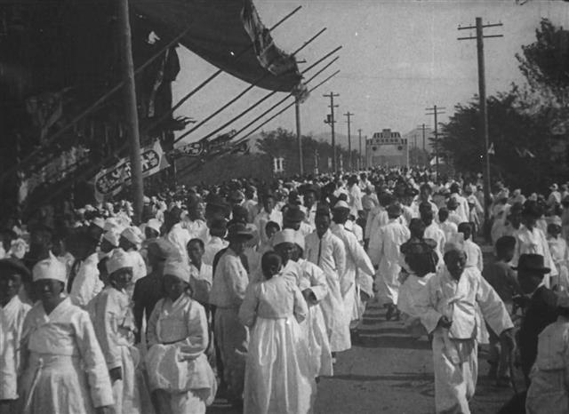 한국영상자료원이 26일부터 공개하는 일제강점기 기록영화는 ‘황해도 축산공진회’(1924)과 같이 1920~1940년대 시대상을 생생히 보여 준다. 한국영상자료원 제공