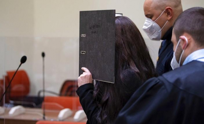 이른바 ‘이슬람 국가(IS) 신부’였던 독일 여성 제니퍼 웨니쉬가 지난 13일(현지시간) 독일 뮌헨 법정에 들어서며 폴더로 얼굴을 가리고 있다. 