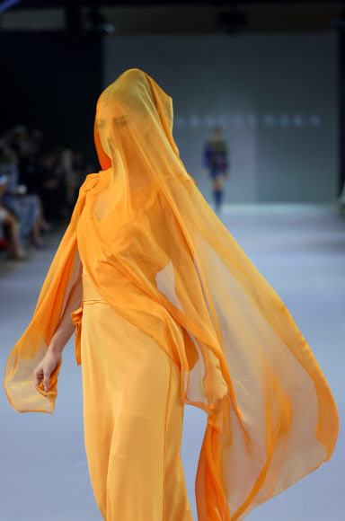 A model presents a creation by Gosia Baczynska during the Arab Fashion Week in Dubai on October 25, 2021. (Photo by Giuseppe CACACE / AFP)/2021-10-26 04:45:22/ <연합뉴스