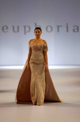 A model presents a creation by Euphoria during the Arab Fashion Week in Dubai on October 25, 2021. (Photo by Giuseppe CACACE / AFP)/2021-10-26 03:25:41/ <연합뉴스