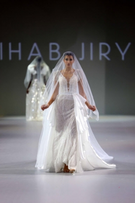 A model presents creation by Ihab Jiryis during the Arab Fashion Week in Dubai on October 25, 2021. (Photo by Giuseppe CACACE / AFP)/2021-10-26 04:46:04/ <연합뉴스