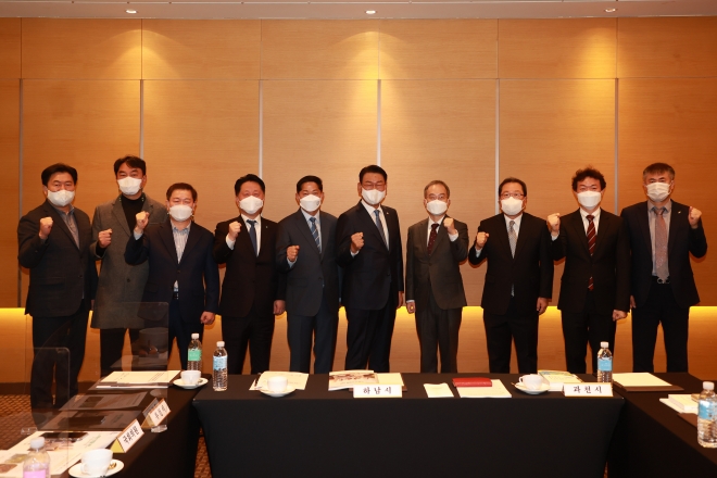 박승원 광명시장, 김상호 하남시장, 조광한 남양주시장, 이재준 고양시장, 장덕천 부천시장, 임병택 시흥시장, 김종천 과천시장 등 7개 지자체장이 ‘3기 신도시 현안 회의에 참석후 기념 사진을 찍고 있다. 하남시 제공 