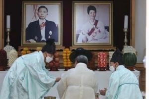 구미 생가서 박정희 前대통령 42주기 추도식…“주차장에 모니터 설치”