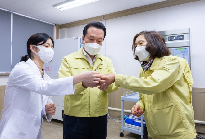 노현송(가운데) 서울 강서구청장이 백신접종센터에서 관계자들의 설명을 듣고 있다. 강서구 제공