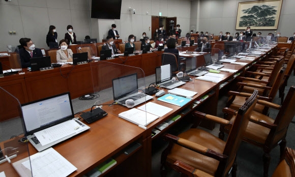 26일 서울 여의도 국회에서 열린 국회 운영위원회의 대통령비서실, 국가안보실, 대통령호처 국정감사가 야당 의원들의 대장동 문구 관련 마스크 착용 논쟁으로 정회된 뒤 여당 의원들이 퇴장해 의석이 비어 있다. 2021.10.26 국회사진기자단