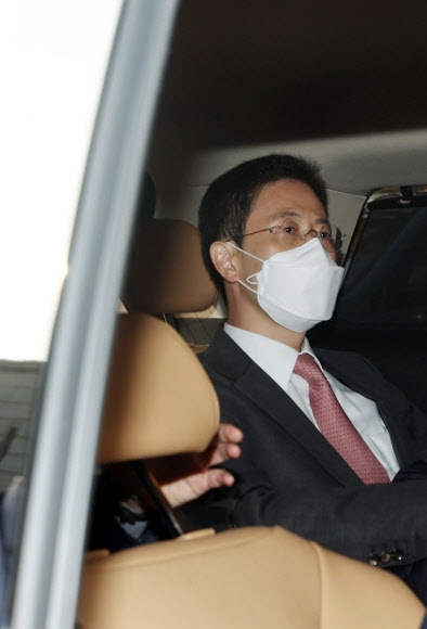 손준성 검사, 영장심사 종료  ‘고발 사주’ 의혹의 핵심 인물인 손준성 대구고검 인권보호관이 26일 오전 서울 서초구 서울중앙지법에서 열린 영장실질심사를 마친 뒤 차에 타고 있다. 손 검사는 대검찰청 수사정보정책관으로 일하던 지난해 4월 전후로 부하 검사 등에게 여권 인사와 언론인 등에 대한 고발장 작성과 근거 자료 수집 등을 지시하고, 고발장을 김웅 당시 미래통합당 총선 후보(현 국민의힘 의원)에게 전달한 혐의(직권남용권리행사방해 등)를 받는다. 2021.10.26 연합뉴스