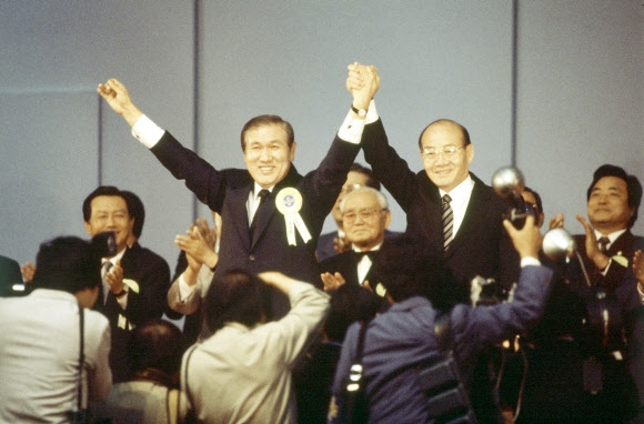 노태우(왼쪽) 전 대통령이 1987년 6월 민정당 전당대회에서 대통령 후보로 지명된 뒤 전두환 전 대통령과 손을 맞잡고 대의원들에게 인사하고 있다. 연합뉴스