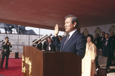 노 전 대통령이 1988년 2월 역대 대통령으로는 처음으로 국회에서 취임식을 열고 취임사를 하고 있다. 연합뉴스