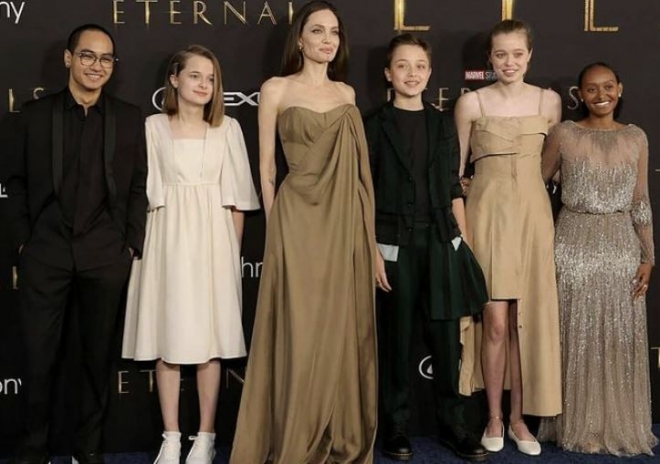 영화 ‘이터널스’ 시사회에 참석한 앤젤리나 졸리(왼쪽 세번째)와 그의 자녀들, 오른쪽에서 두번째가 실로 졸리 피트. 출처:인스타그램