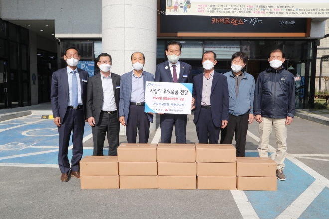 전국한우협회 옥천군지부가 지난 20일 한우곰탕 320인분을 나눔마켓에 전달하고 있다. 옥천군 제공