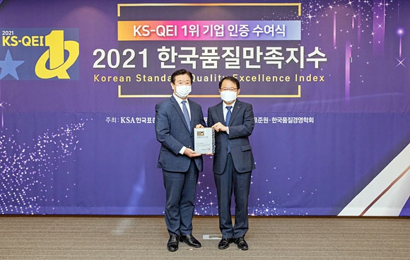 지난 22일 서울시 강남구 한국표준협회 DT센터에서 열린 ‘2021 한국품질만족지수(KS-QEI)’ 인증 수여식에서 에몬스가구 김경수 회장(왼쪽)이 강명수 한국표준협회 회장으로부터 인증패를 받은 뒤 기념촬영을 하고 있다. 에몬스가구 제공