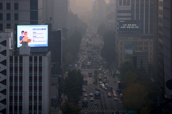 초미세먼지가 ‘나쁨’ 수준인 날 서울 시내가 뿌옇게 먼지에 뒤덮여 있다. 연합뉴스 자료사진