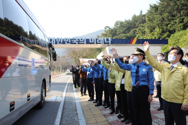 27일 오후 2시 35분쯤 아프간 특별기여자와 가족 391명을 태운 버스들이 여수 해양경찰교육원에 도착하자 법무부차관, 해양경찰차장, 해양경찰교육원장 등이 손을 흔들며 반갑게 환영 인사를 하고 있다. 