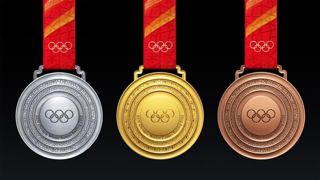26일 중국 베이징에서 공개된 베이징 동계올림픽 메달들의 모습. 서울신문DB