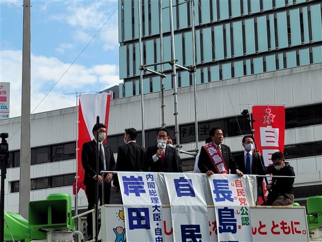 기시다 후미오 일본 총리가 27일 도쿄 무사시노시 기치조지역 거리에서 지지 연설을 하고 있다.