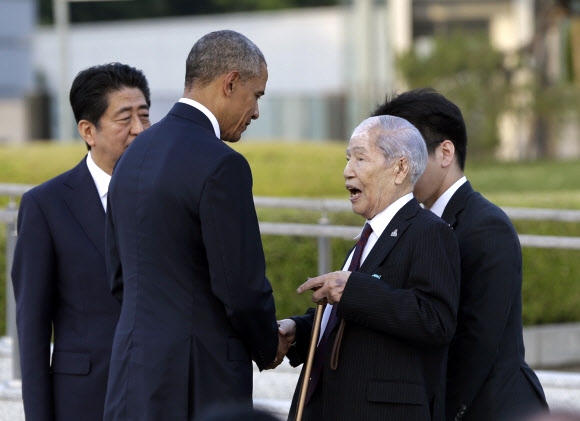 지난 23일 96세를 일기로 세상을 떠난 쯔보이 수나오가 2016년 5월 27일 버락 오바마 미국 대통령이 히로시마 평화공원을 찾았을 때 만나 얘기를 나누고 있다. 왼쪽은 아베 신조 당시 일본 총리. AP 자료사진 연합뉴스 